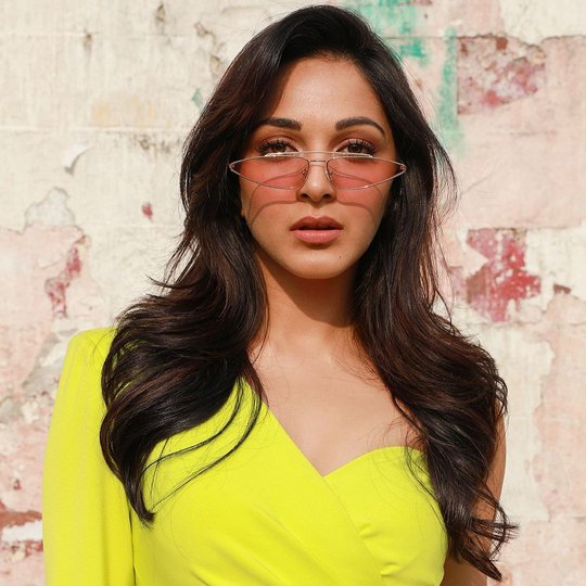 bEwUOrVsK.js - kiara advani 54